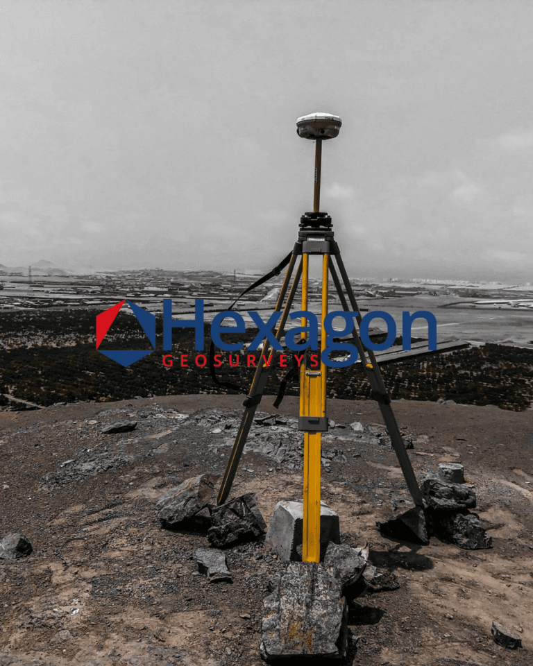 Base GNSS RTK sur affleurement rocheux, vue sur le port — Hexagon GeoSurveys, Ingénieur Géomètre Topographe