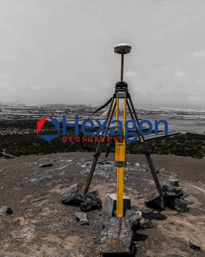 base-gps-rtk-trepied-jaune-affleurement-rocheux-vue-port