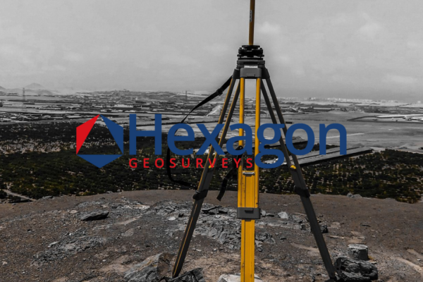 base-gps-rtk-trepied-jaune-affleurement-rocheux-vue-port