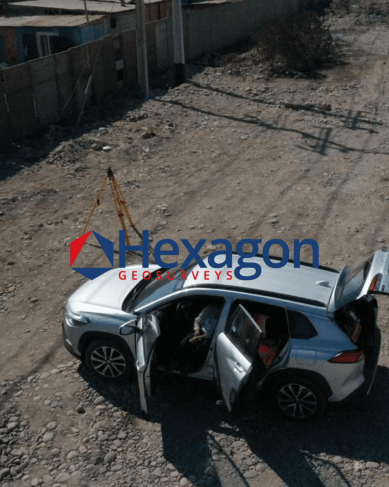 Vue aérienne d'une équipe de levé en zone rurale — Hexagon GeoSurveys, Ingénieur Géomètre Topographe