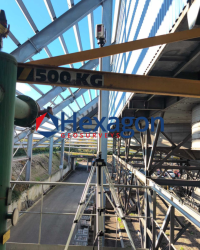 leica-laser-scanner-elevated-conveyor-belt-industrial-walkway