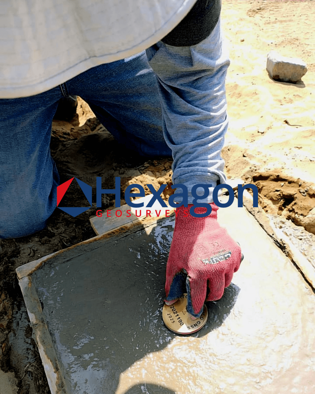 Pose d'une borne en béton scellée par l'équipe Hexagon GeoSurveys — bornage à Casablanca