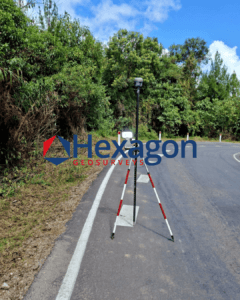 Levé GNSS RTK de l'axe d'une route rurale pour un levé d'infrastructure linéaire