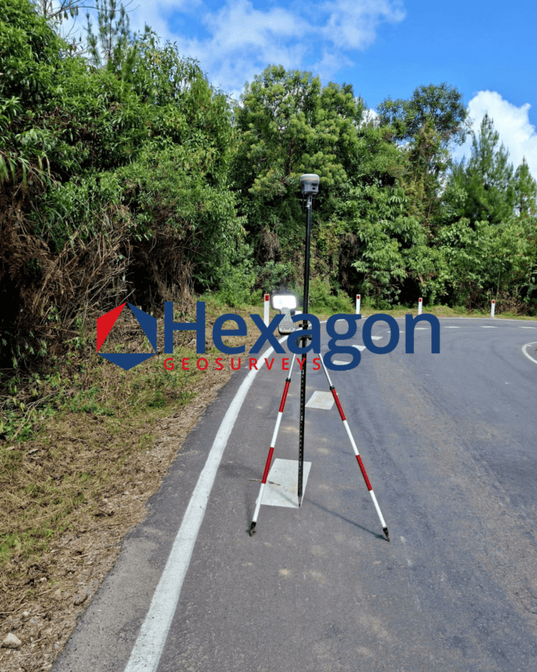 Levé de l'axe d'une route rurale au GNSS RTK — Hexagon GeoSurveys, Ingénieur Géomètre Topographe