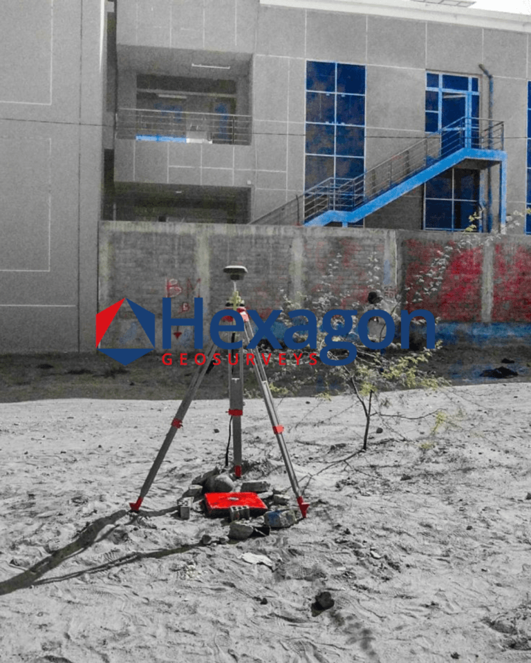 Base GNSS sur un chantier de bâtiment industriel — Hexagon GeoSurveys, Ingénieur Géomètre Topographe