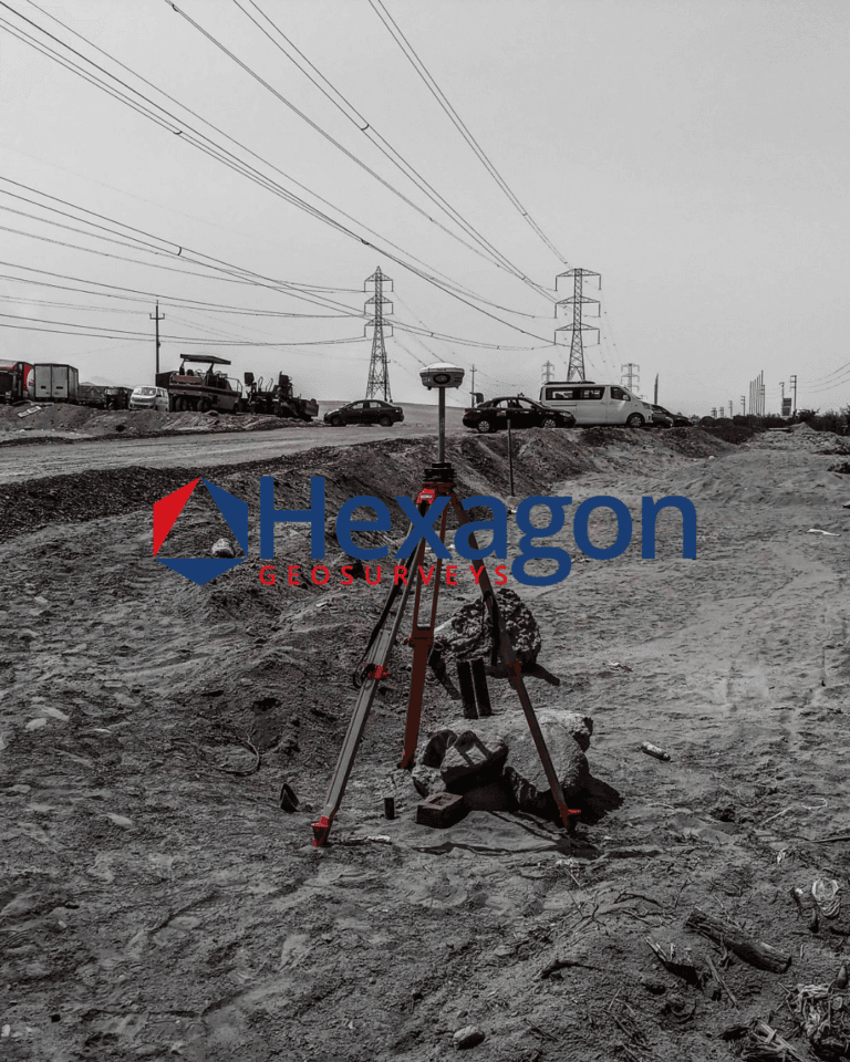 Base GNSS sur un chantier routier près de pylônes haute tension — Hexagon GeoSurveys, Ingénieur Géomètre Topographe