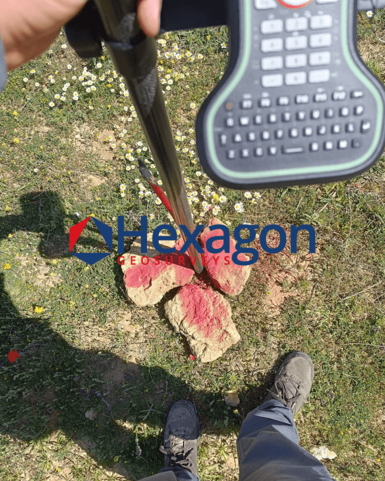 Mesure GNSS d'une borne cadastrale — Hexagon GeoSurveys, Ingénieur Géomètre Topographe