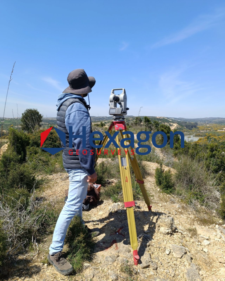 Levé topographique en zone vallonnée — Hexagon GeoSurveys, Ingénieur Géomètre Topographe