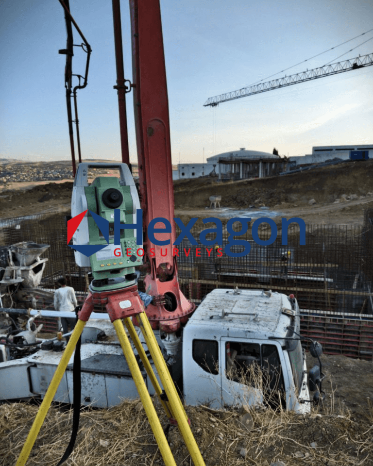Implantation sur un chantier de construction — Hexagon GeoSurveys, Ingénieur Géomètre Topographe