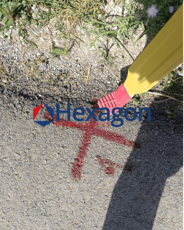 Marquage d'un point d'implantation au sol — Hexagon GeoSurveys, Ingénieur Géomètre Topographe