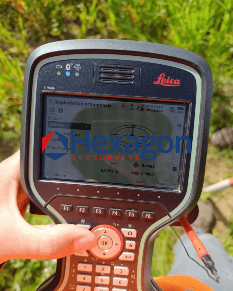 Contrôleur de terrain lors d'un levé GNSS — Hexagon GeoSurveys, Ingénieur Géomètre Topographe
