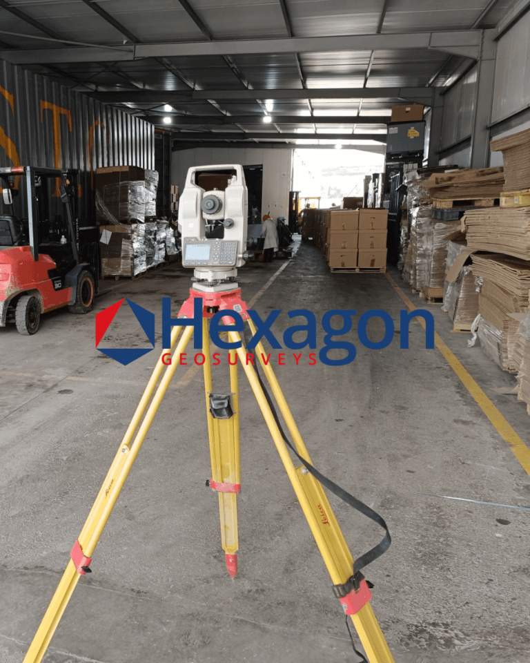 Relevé à la station totale dans un entrepôt — Hexagon GeoSurveys, Ingénieur Géomètre Topographe